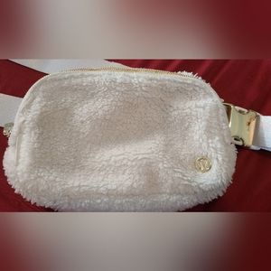 Lululemon sherpa belt bag